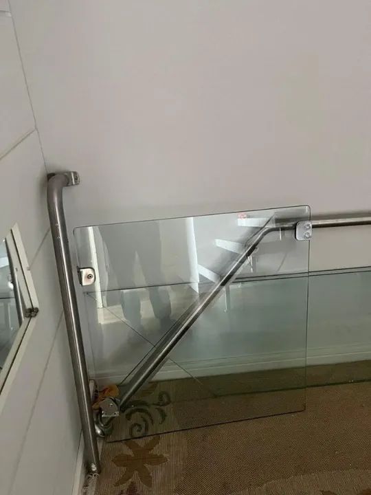 Corrimão de vidro com porta - Foto 2