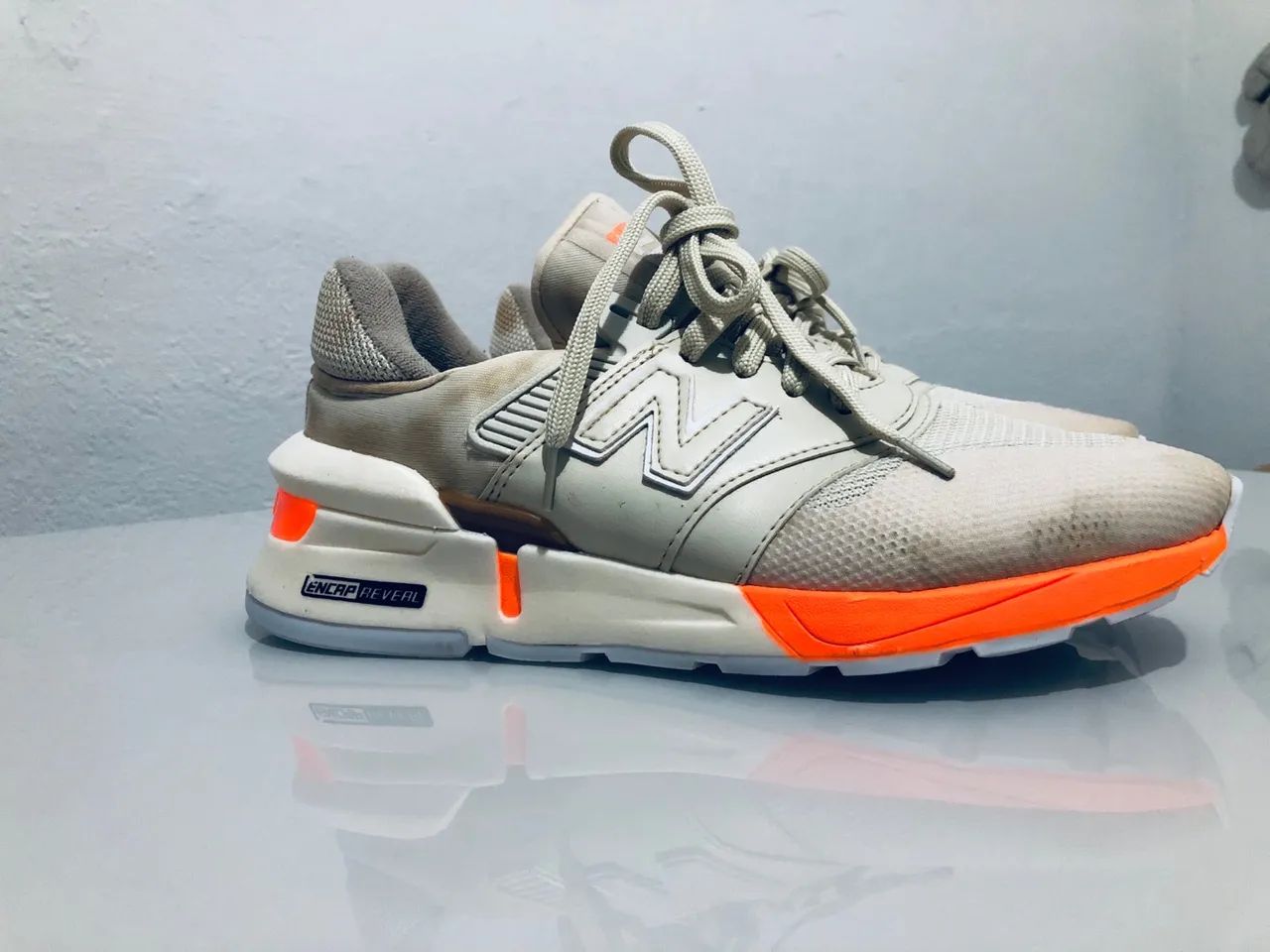 Tênis New Balance 997S bege e laranja - Tamanho 40 - Foto 4