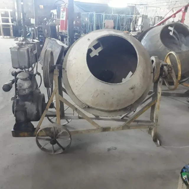 Betoneira com motor a diesel Agrale M80 usada marca Menegotti 320 litros modelo antigo