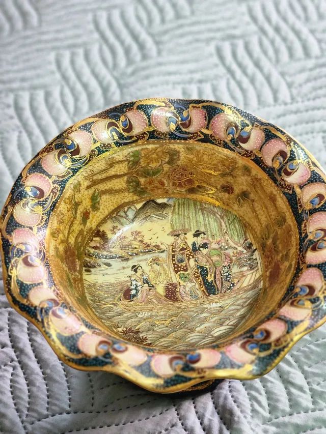 Lindo centro  de mesa em porcelana  pintado a mão 