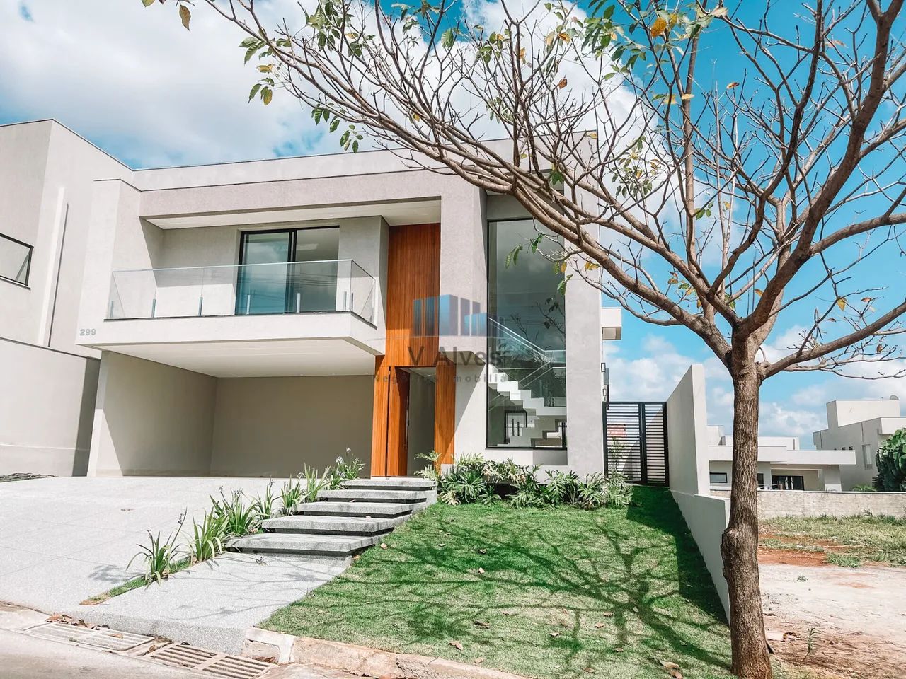 Casa de alto padrão, com 330m² de área construída, 4 quartos sendo 3 suítes, piscina aquec