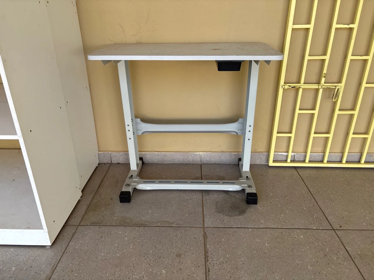 Mesa de Costura com Gaveta - Semi Nova