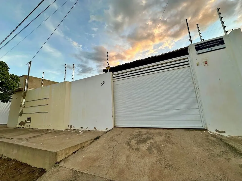 Casa com 2 quartos, um banheiro, suite e garagem