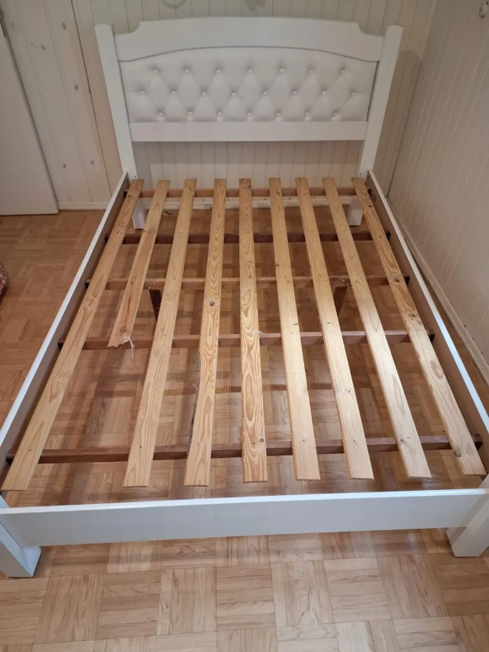 Cama de Madeira com Cabeceira Estofada