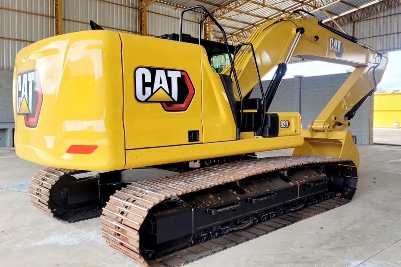Escavadeira Caterpillar 320 ano 2021, com motor de 6 cilindros, 2940 horas, em SP