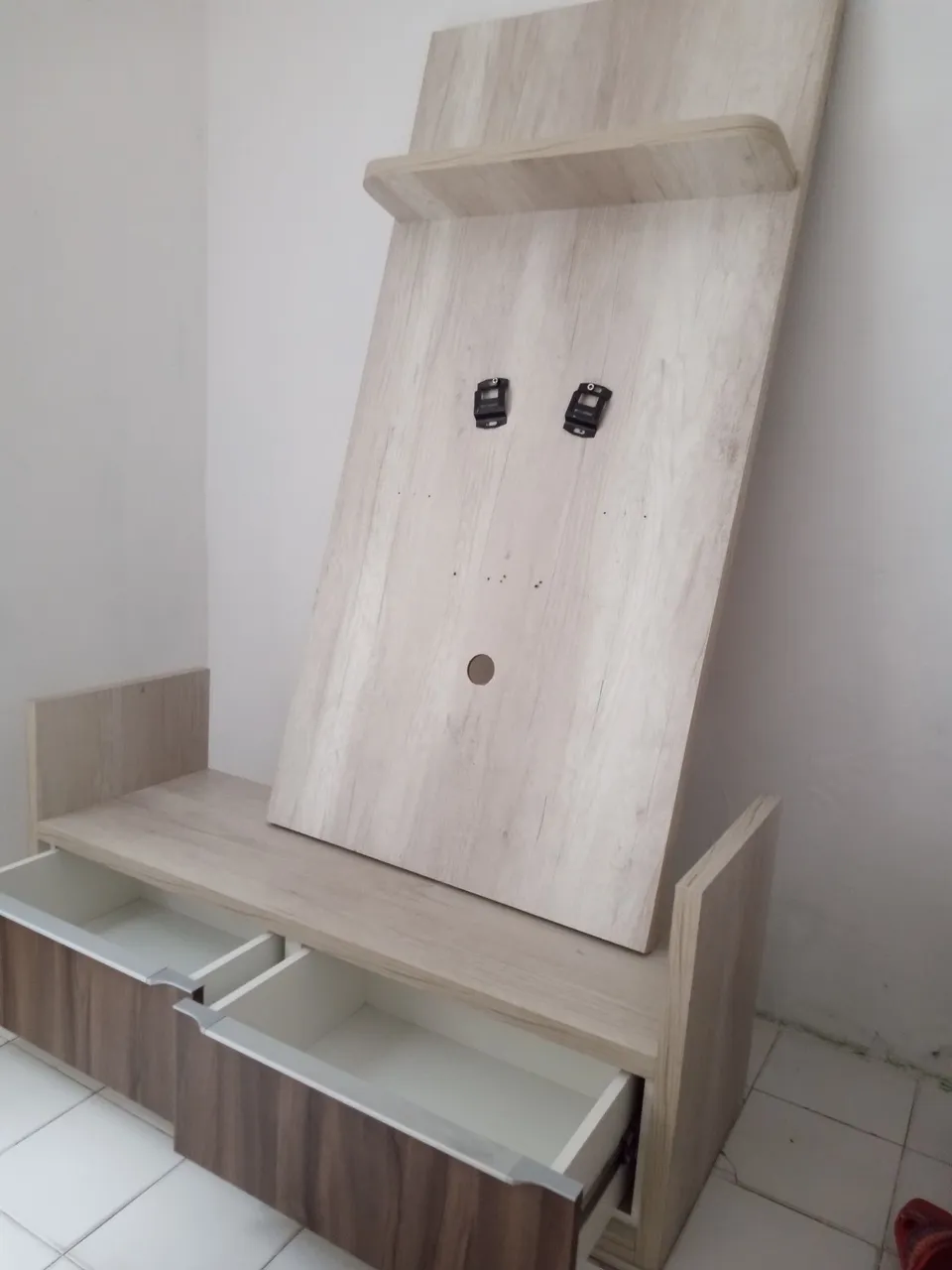 Rack com gavetas e vidro