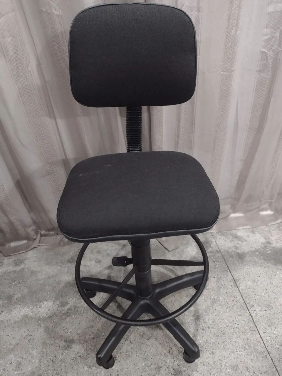 Cadeira de Escritório com Rodas e Apoio para Pés