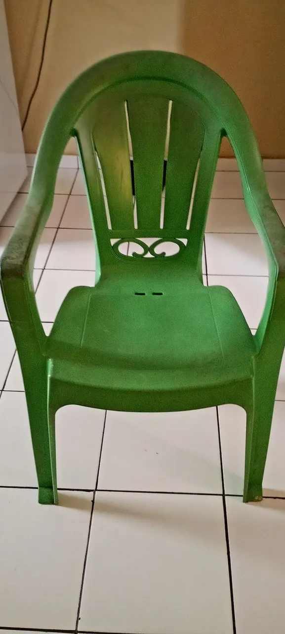Cadeira de plástico verde com braços