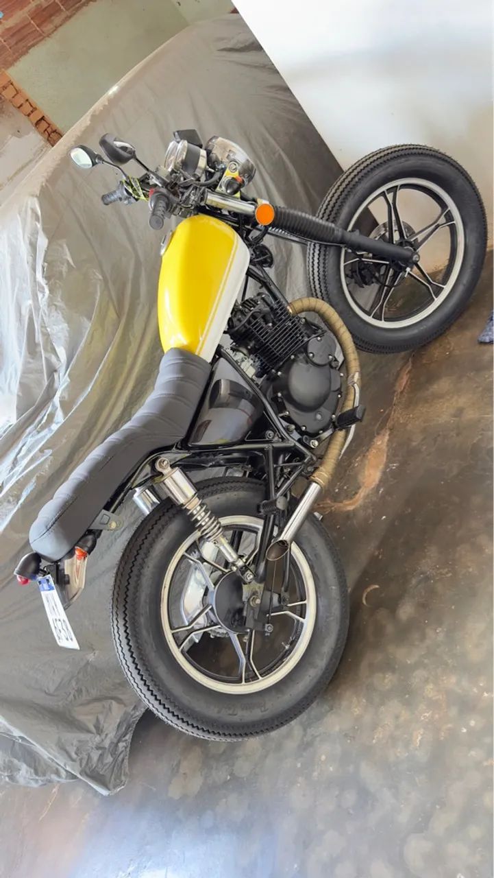 Intruder 125 customizada café racer