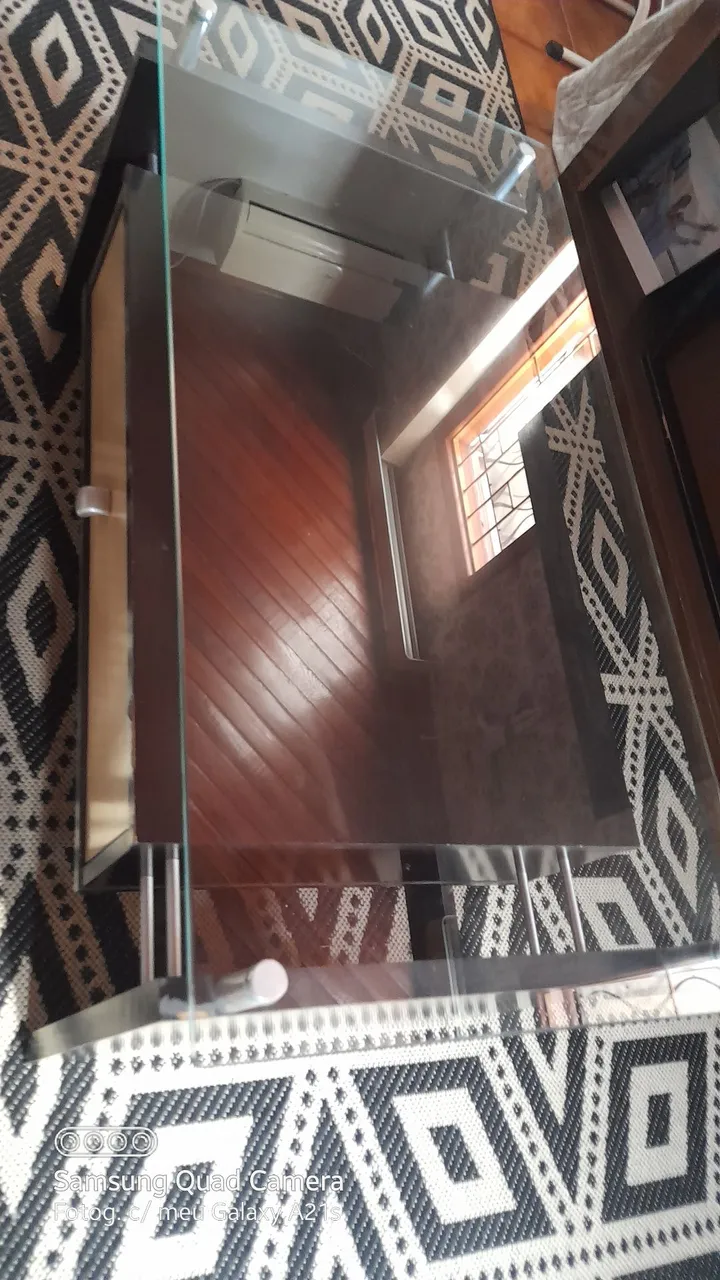 Mesa de Centro com Vidro e Detalhes em Metal