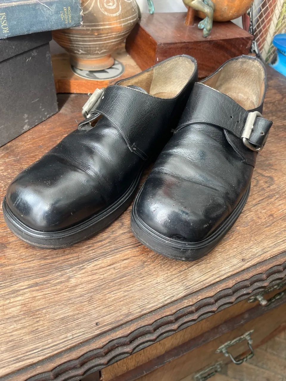 Sapatos de couro preto com fivela mexicano