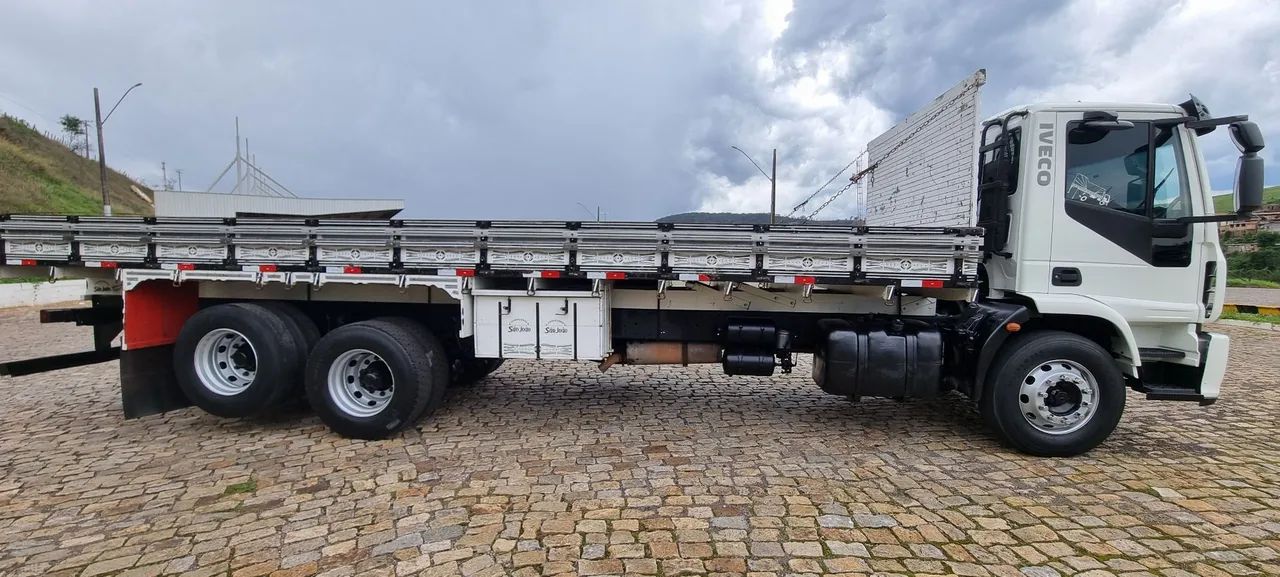 Caminhão Iveco Tector 240e25 6x2 ano 2010 - Foto 6