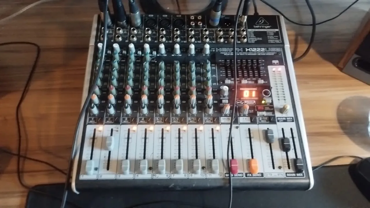 Mesa de Som Behringer Xenyx X1222USB