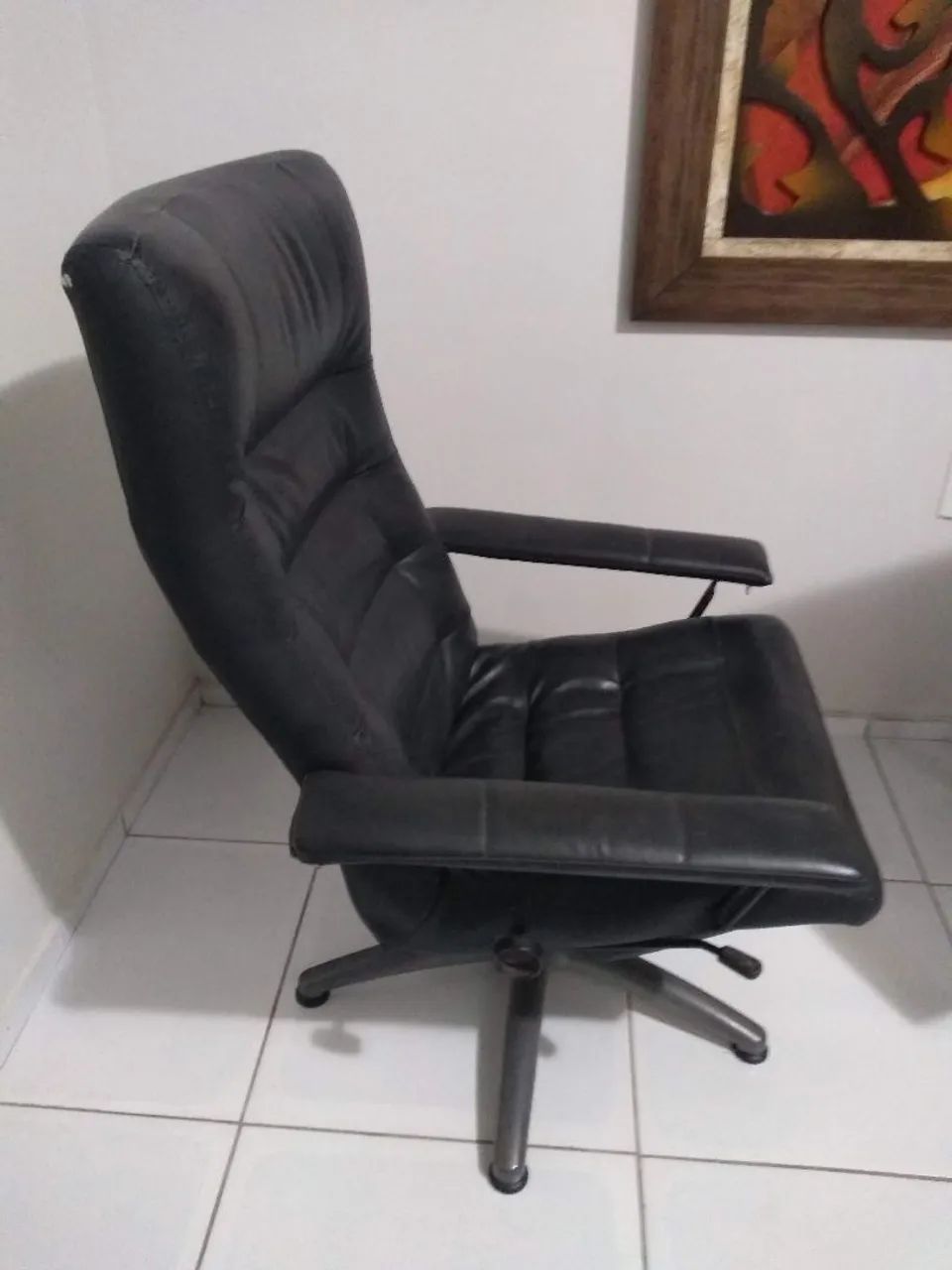 Cadeira giratória com descanso de pé.