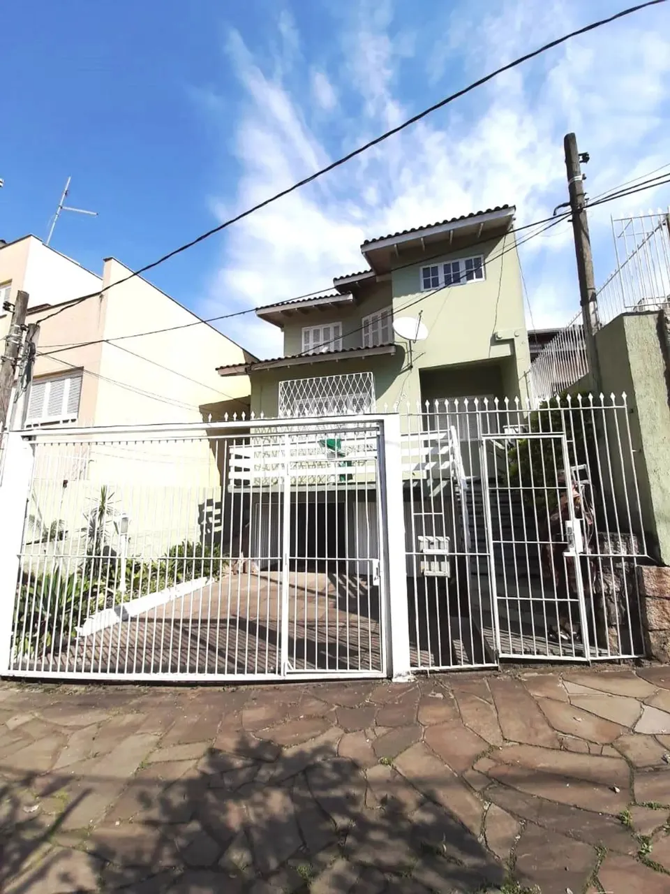 Sobrado para aluguel tem 170 metros quadrados com 2 quartos