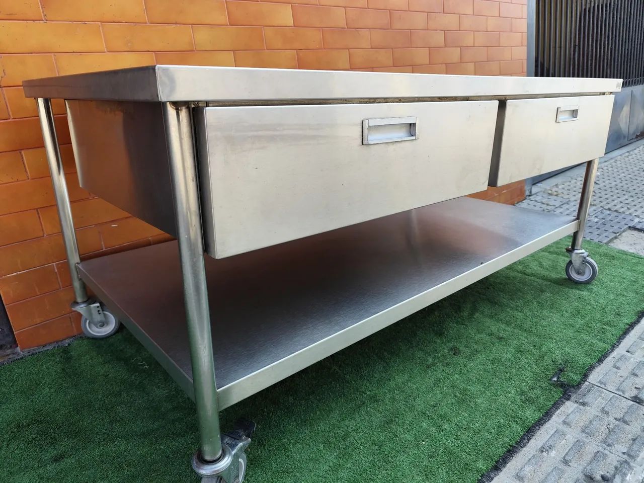 Mesa de Aço Inox com 2 Gavetas e Prateleira - Foto 2