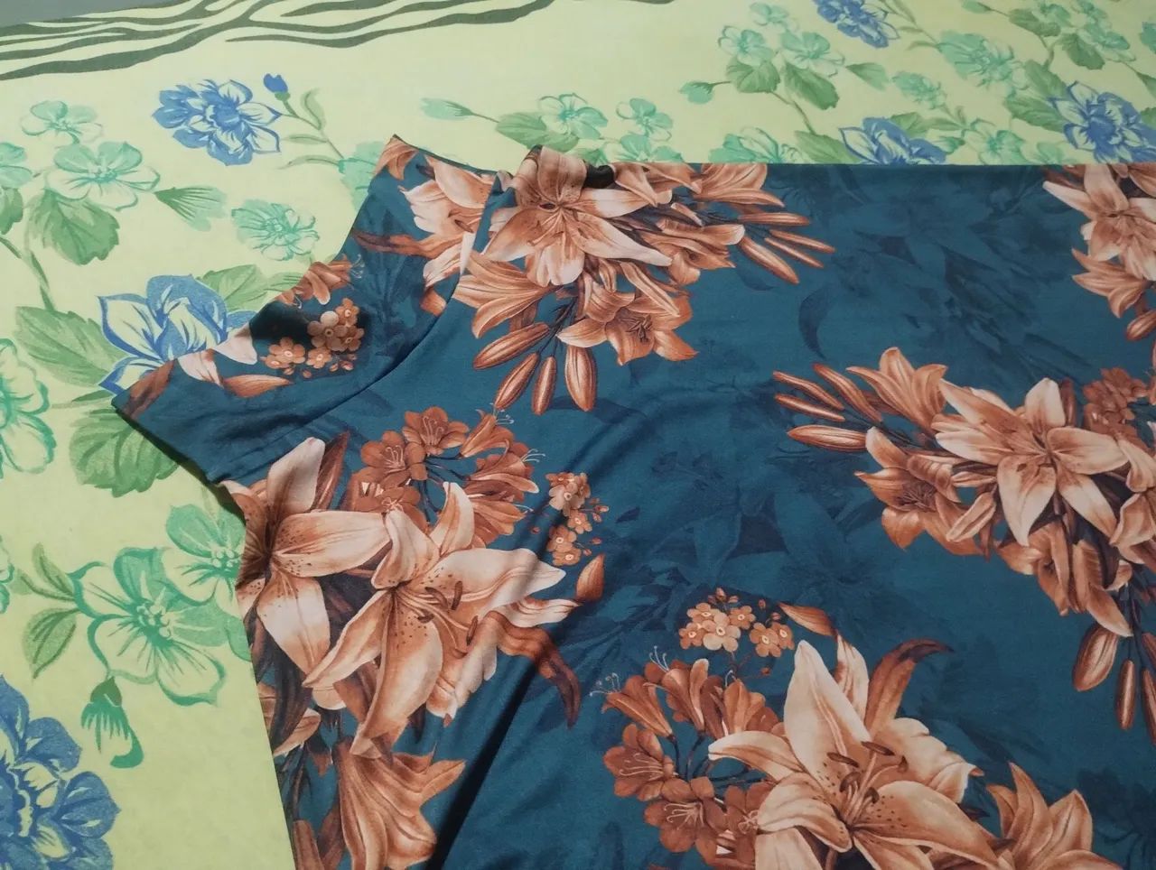 Camisa estampada com flores - Foto 2