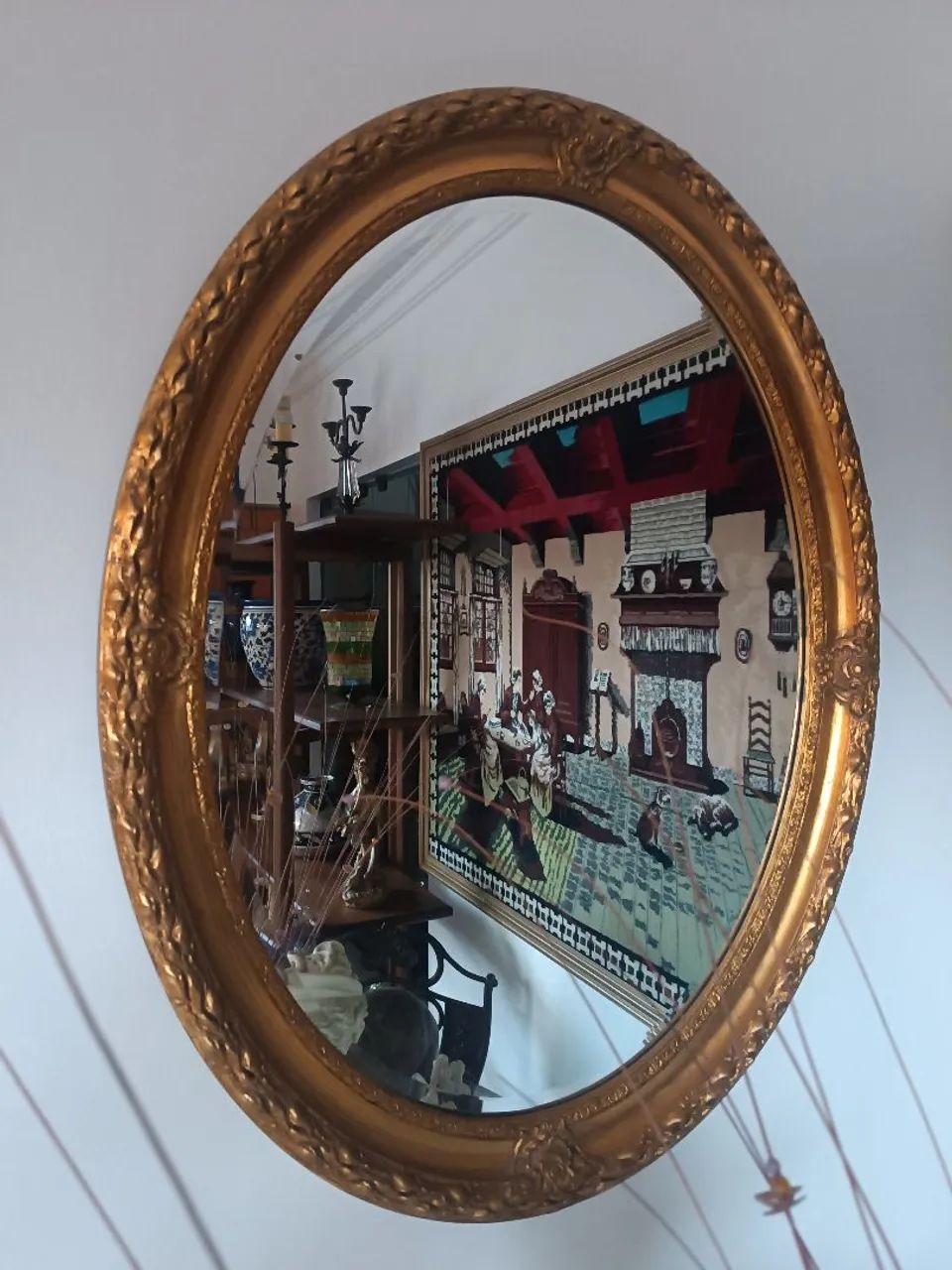 Espelho Oval Dourado com Moldura Entalhada
