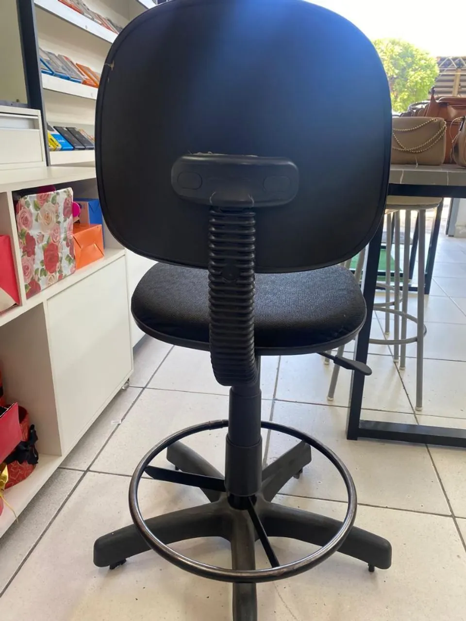 Cadeira de escritório ergonômica com apoio para os pés