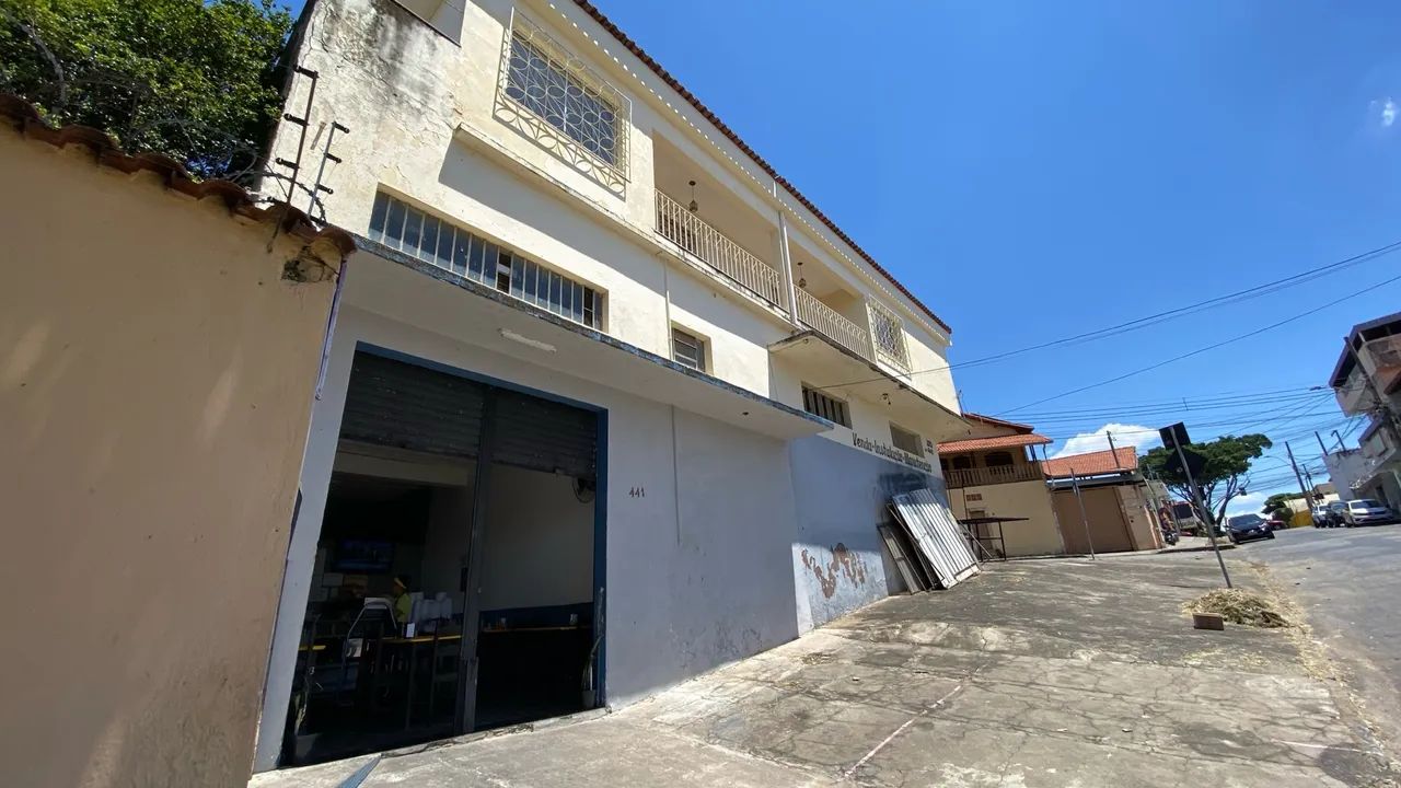 Casa com 4 quartos e 4 lojas em ótima localização - Foto 4