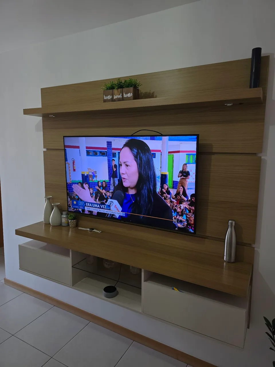 Painel de TV com prateleiras e gavetas - Atlântida Móveis 