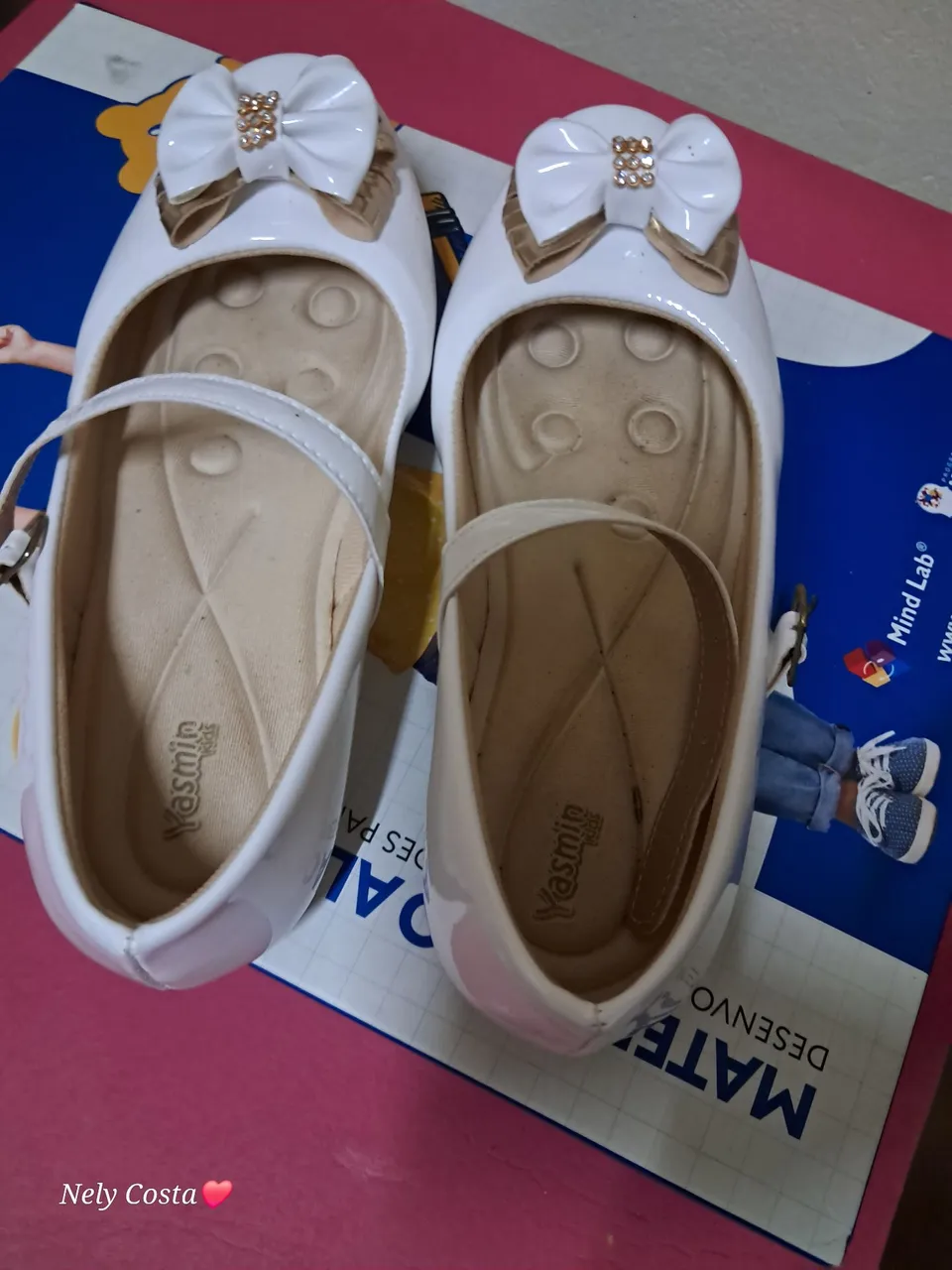 Sapatilha infantil branca com laço e detalhe dourado