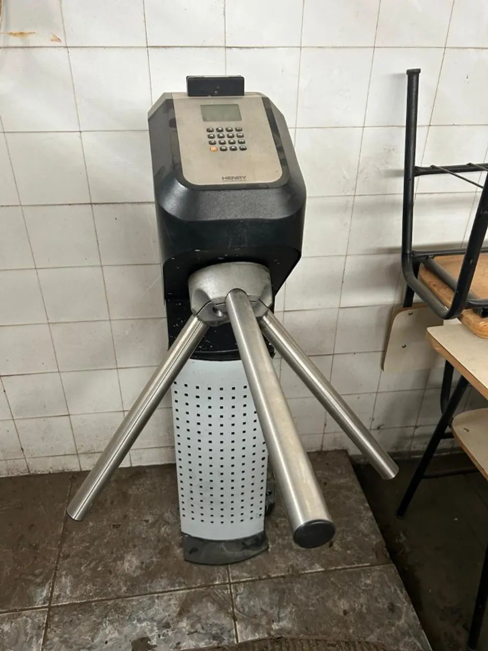 Catraca com visor, leitor de cartão e senha 