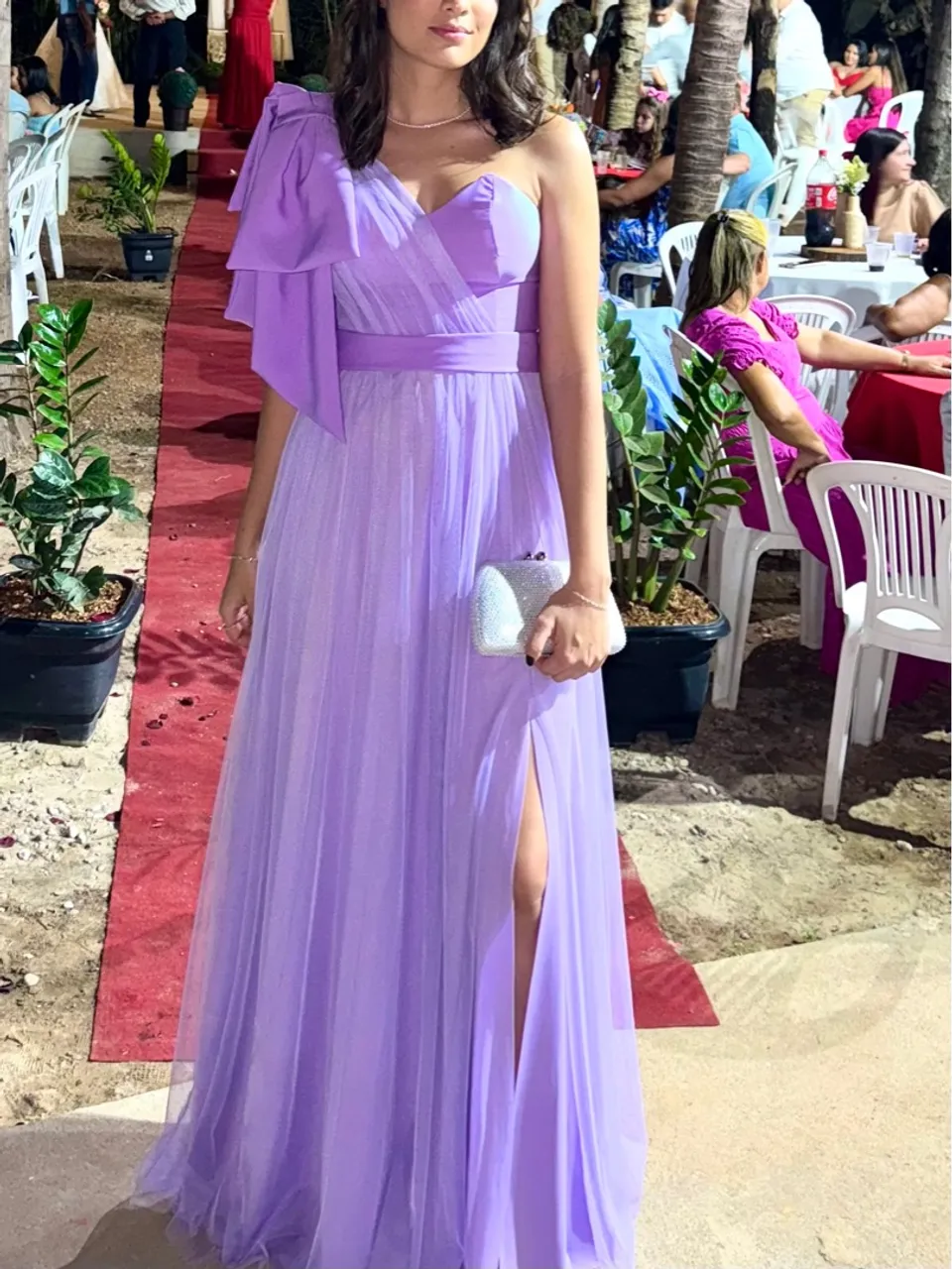 Vestido de festa lilás com detalhe no ombro