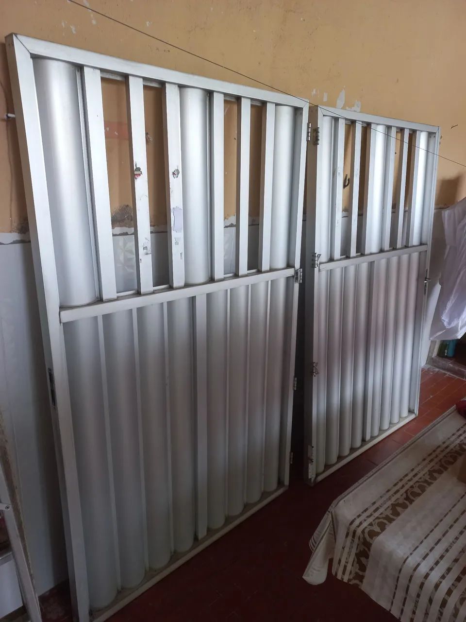Portão de alumínio para área externa (2,52 largura  e 2,05 altura).