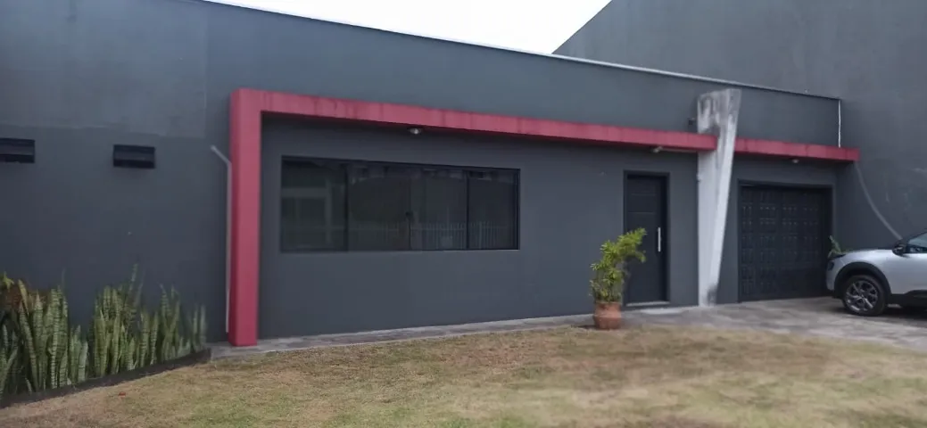 Casa à venda no Boa Vista, Joinville - 6 dormitórios, amplo terreno e espaço comercial!