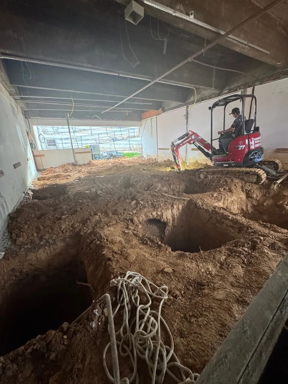 Aluguel de máquinas Bob Cat/ retro escavadeira/ mini escavadeira /cacamba - Foto 3