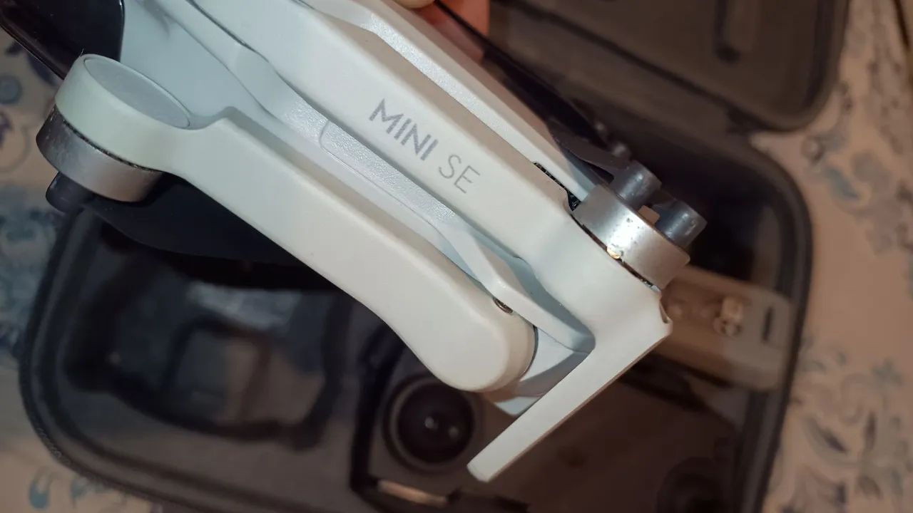 Drone DJI Mini SE com 2 baterias na caixa - Foto 2