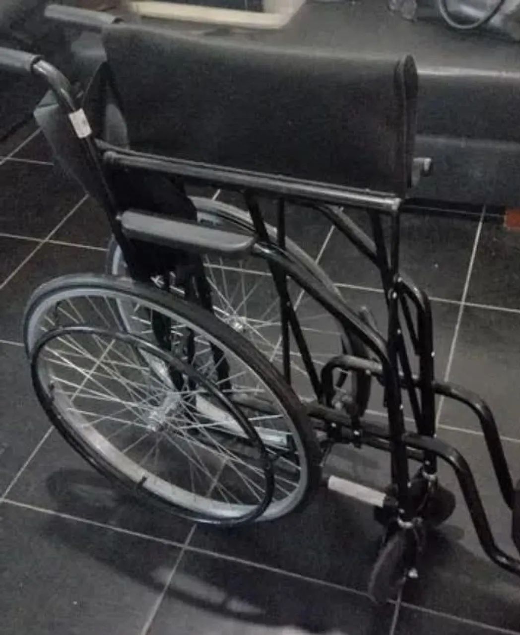 Cadeira de Rodas, dobrável - R$399,99 - Foto 4