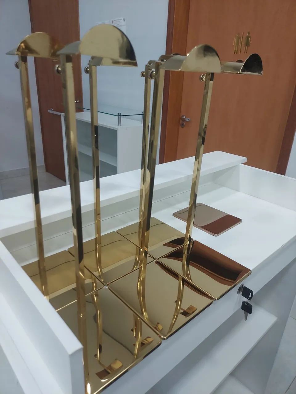 Suporte de metal dourado para bolsas 