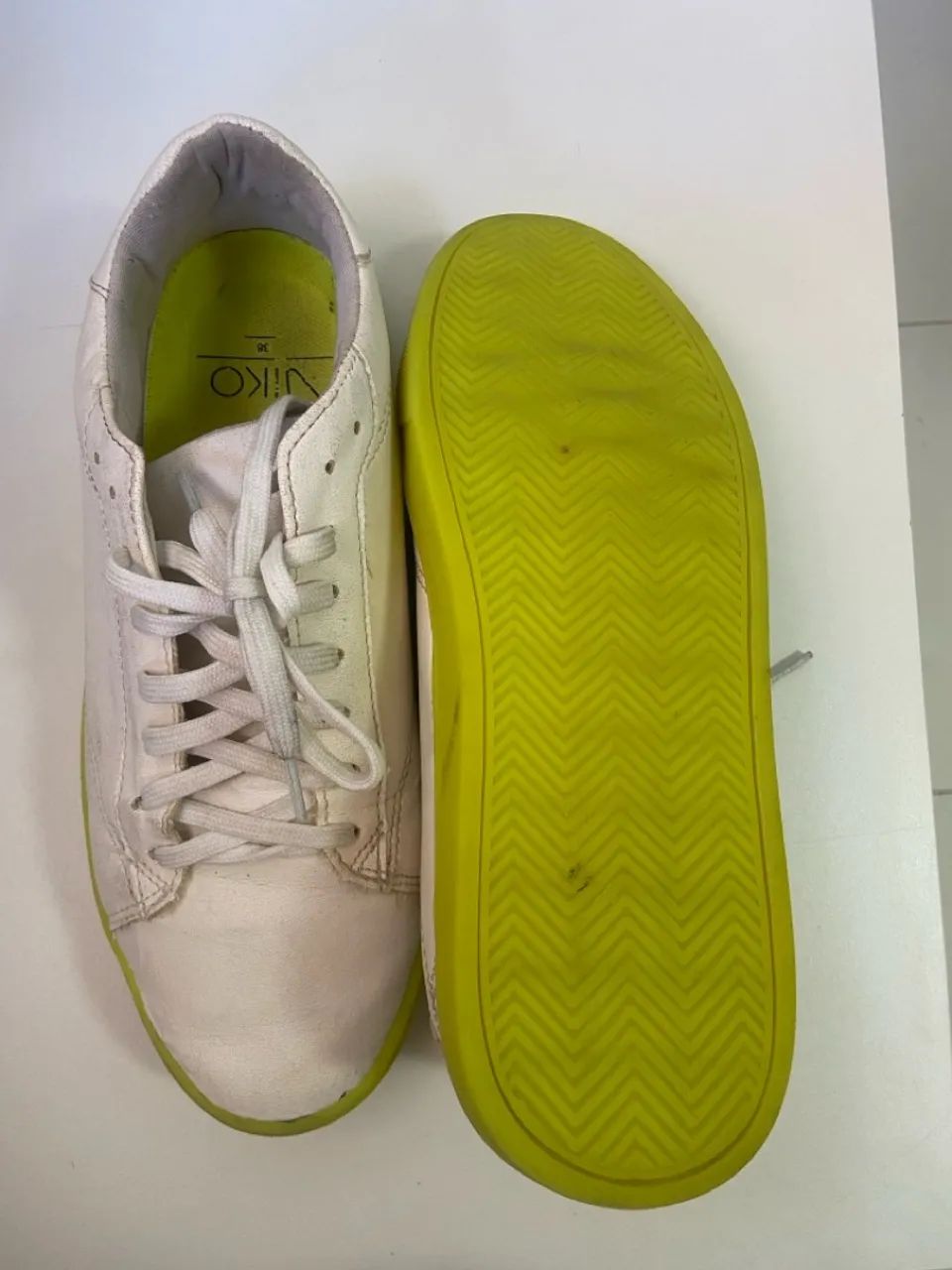 Tênis Branco com Sola Verde - tamanho 38 - Foto 5