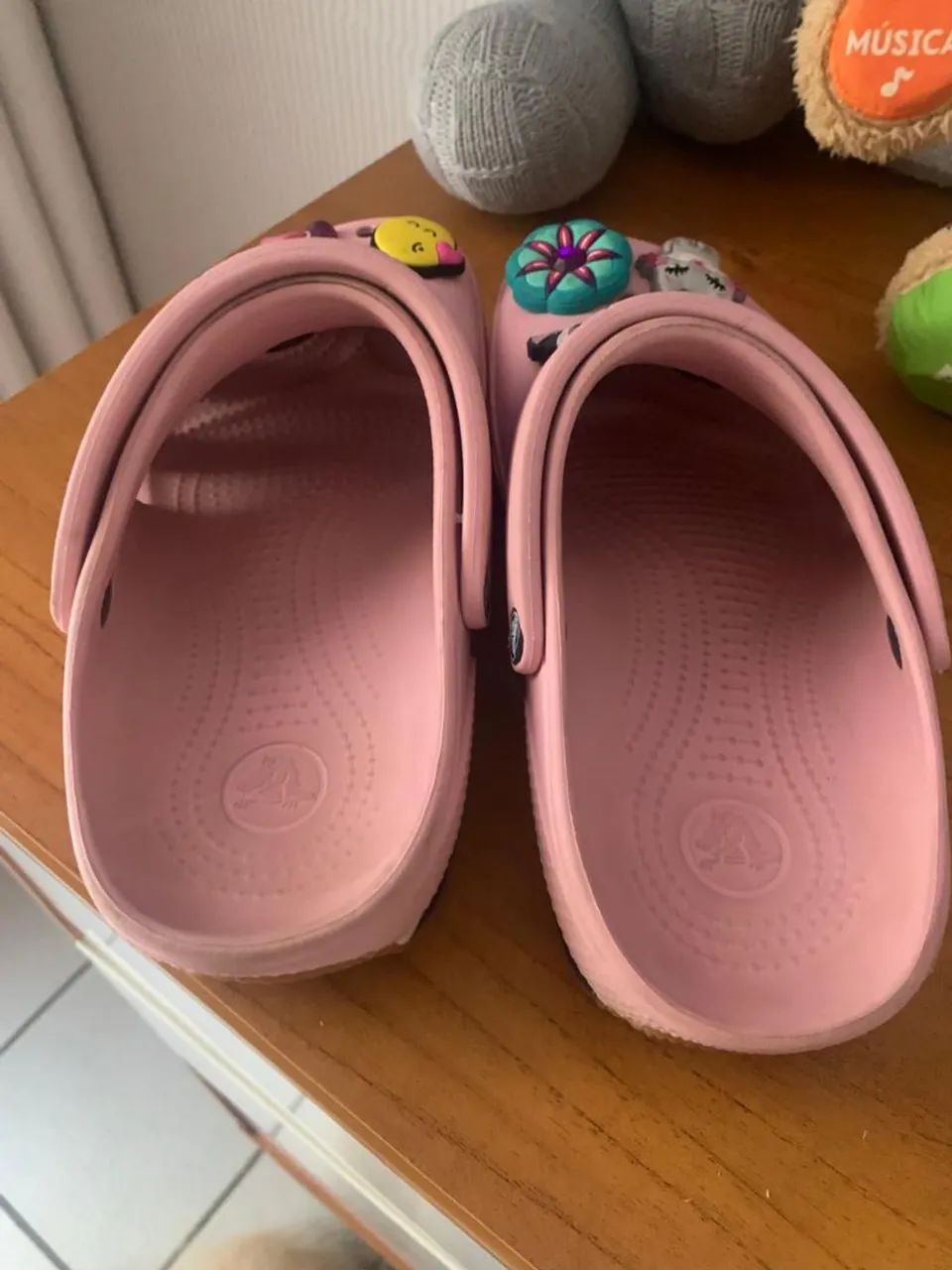 Sandálias Crocs infantis com enfeites