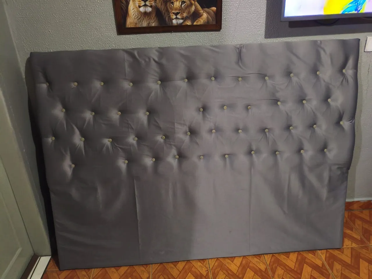 Cabeceira de Cama Estofada Cinza com Botões