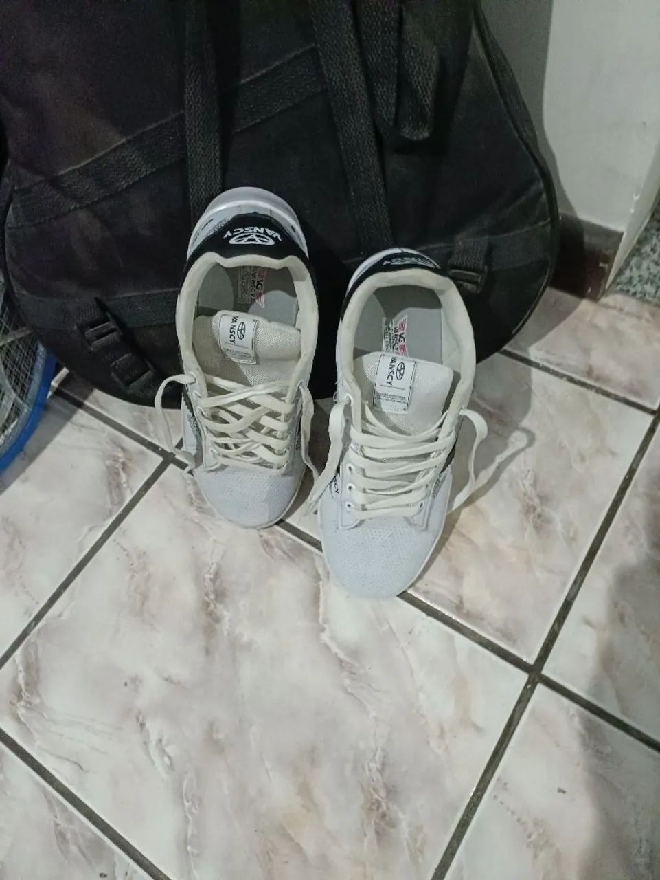 Tênis branco com detalhes pretos - Foto 3