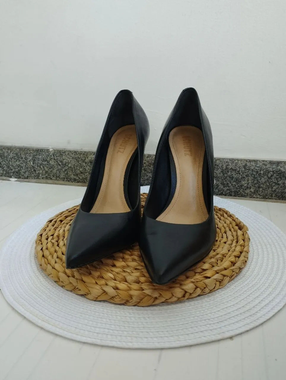 Scarpin Schutz Preto em couro- Usado apenas 3 vezes - De 490,00 por 200,00