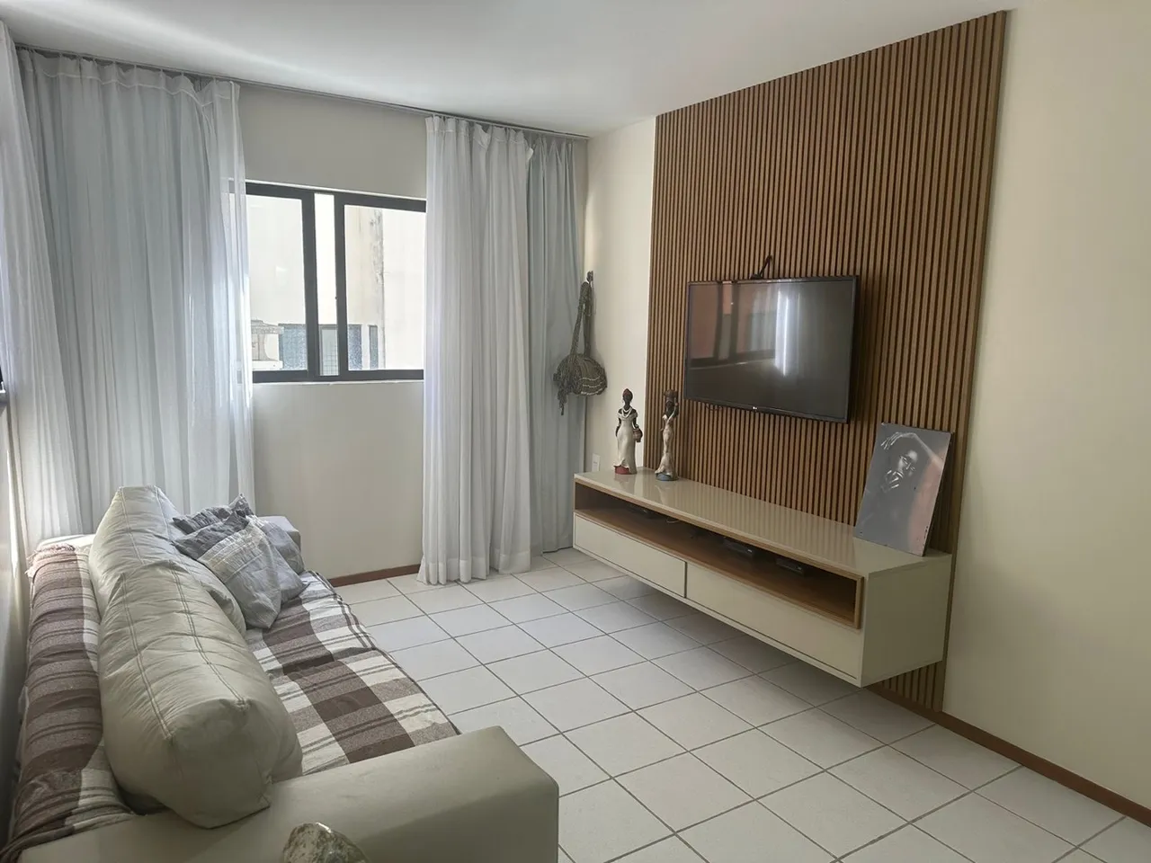 Alugo quarto e sala mobiliado! Uma rua atrás da orla