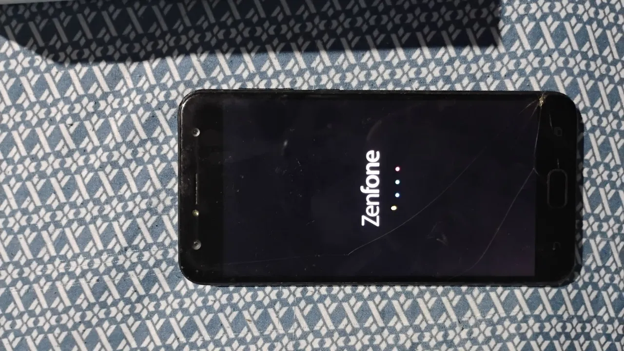 Smartphone Asus Zenfone - Tela com marcas