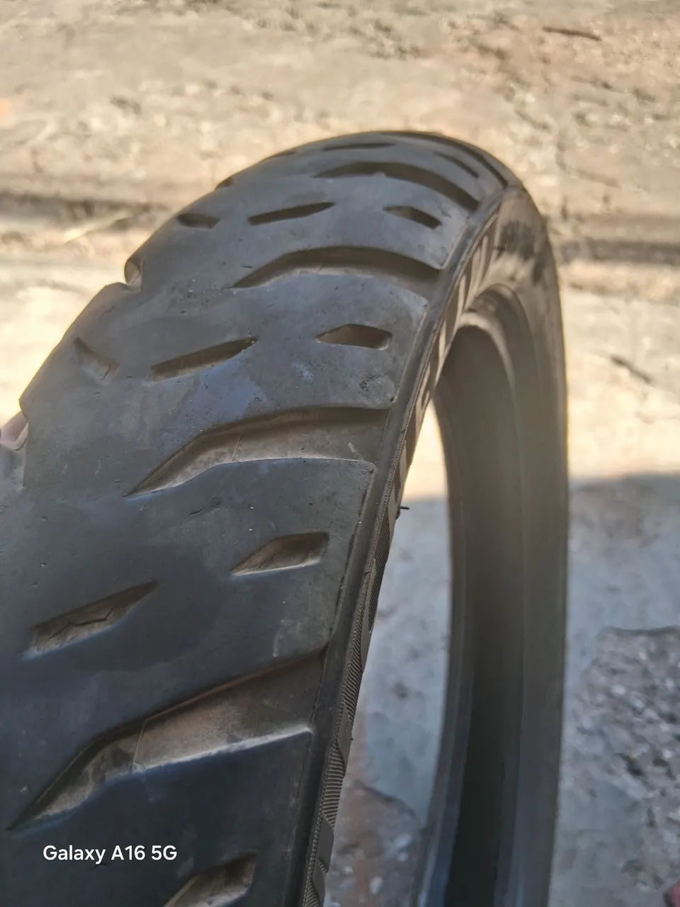 Pneu Michelin 100/80 original.