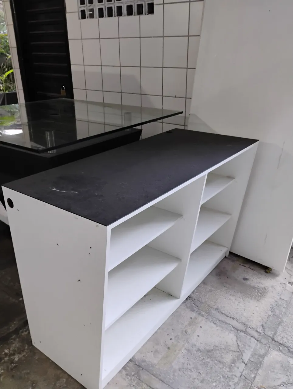 Armários, balcão em madeira, vitrines em vidro, central em vidro e madeira.