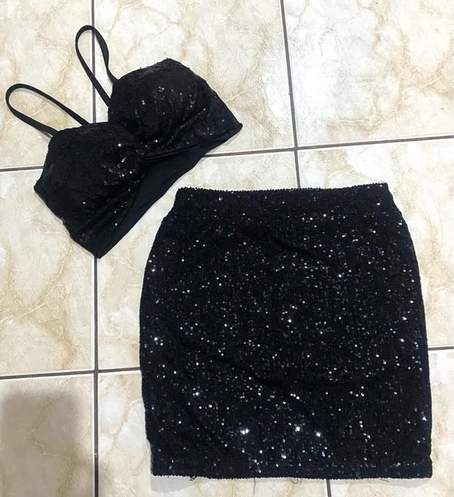 Conjunto de top e saia de lantejoulas/paete preto