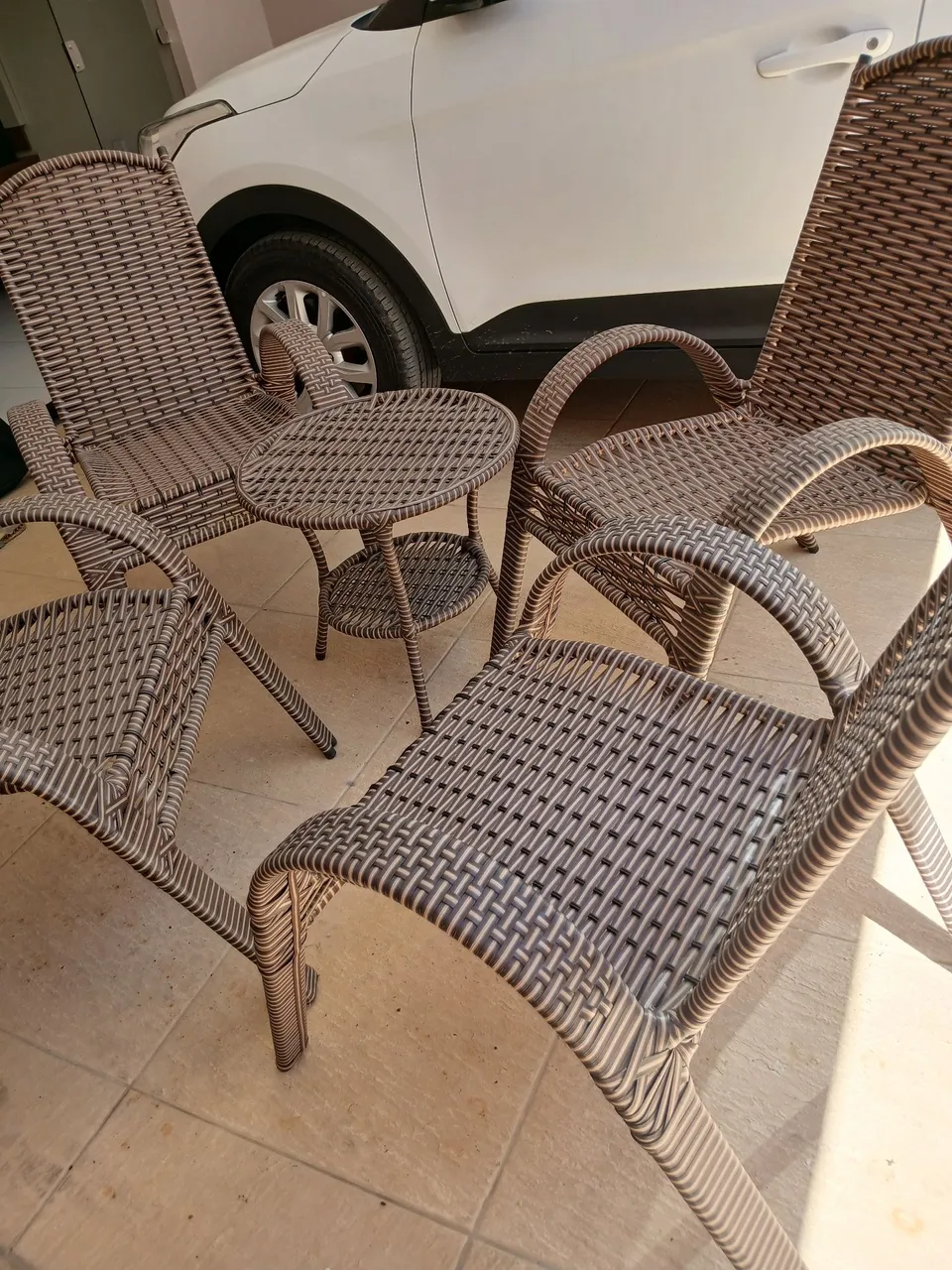 Conjunto de Cadeiras e Mesa de Fibra Sintética