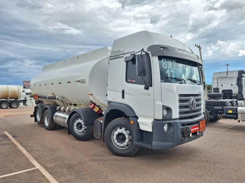 Volkswagem Constallation 30.330 8x2 2016/2017.