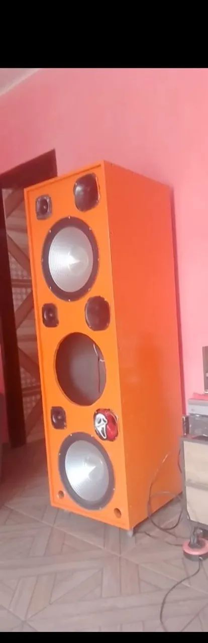 Caixa de som com fio a boca do meio ta guardada 