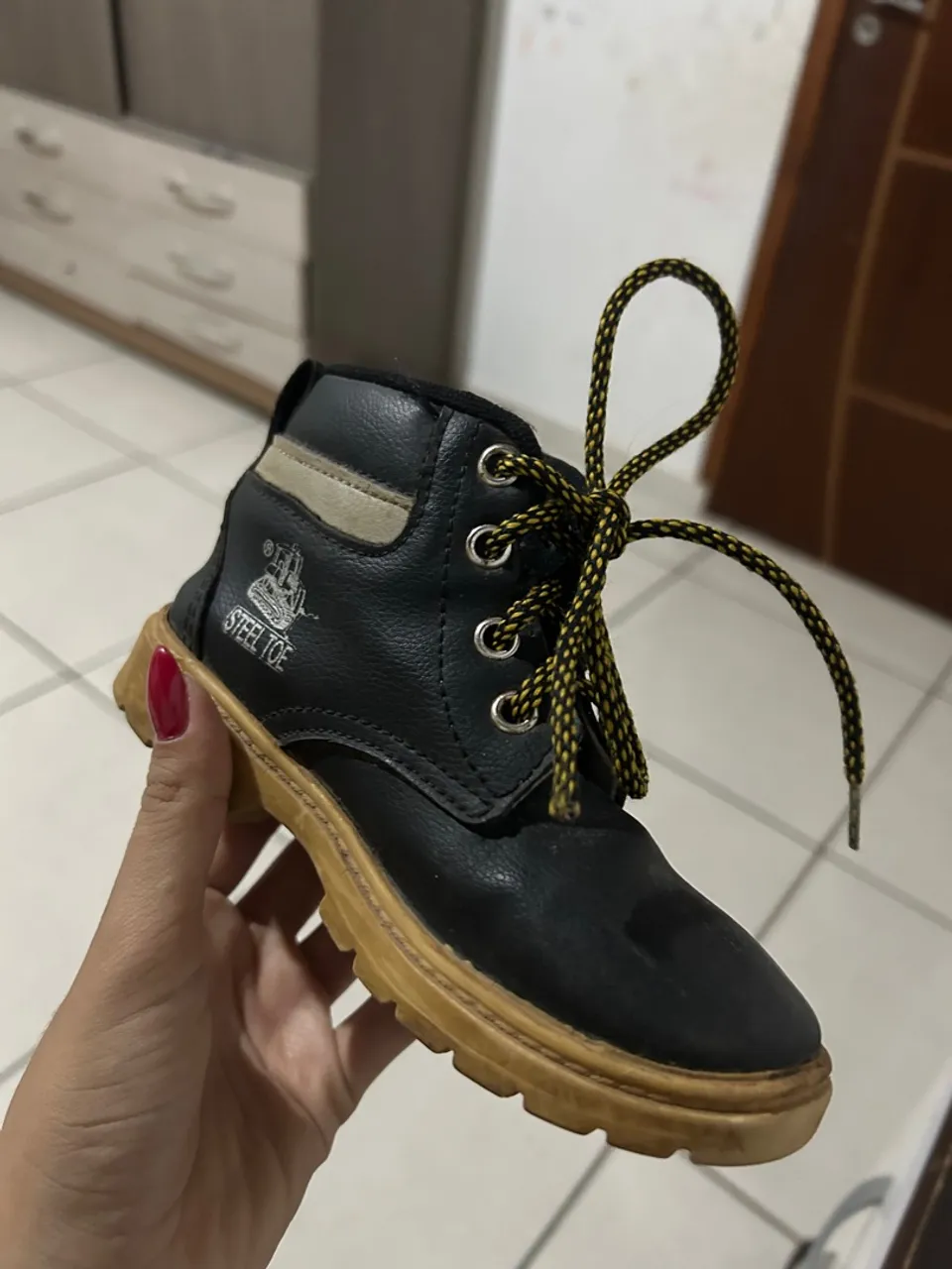 Bota Infantil de Couro com Bico de Aço - Conforto e Segurança