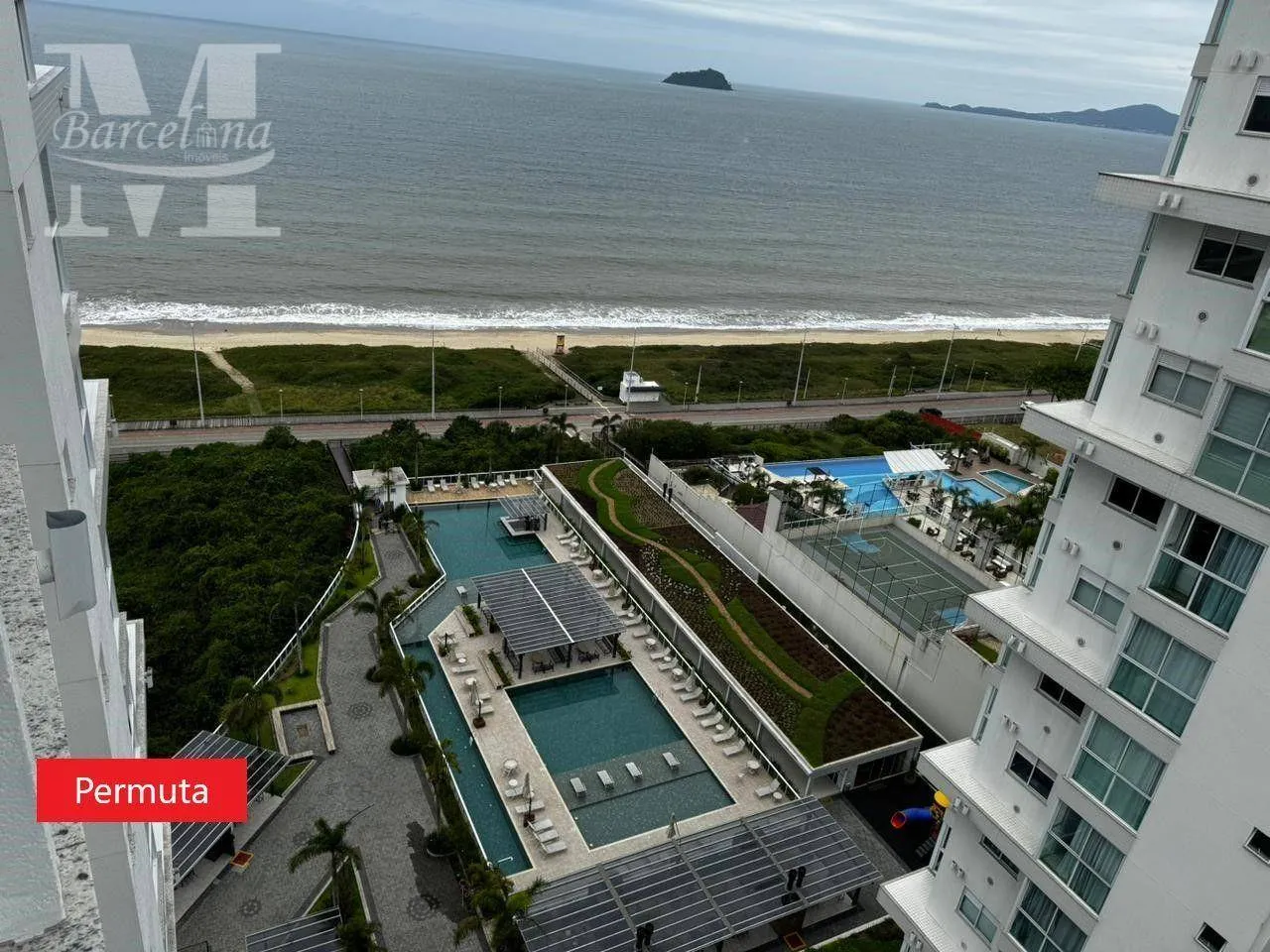 APARTAMENTO PÉ NA AREIA, EM FRENTE AO MAR, PIÇARRAS. PRONTO, 3 SUÍTES, CHURRASQUEIRA E SAC