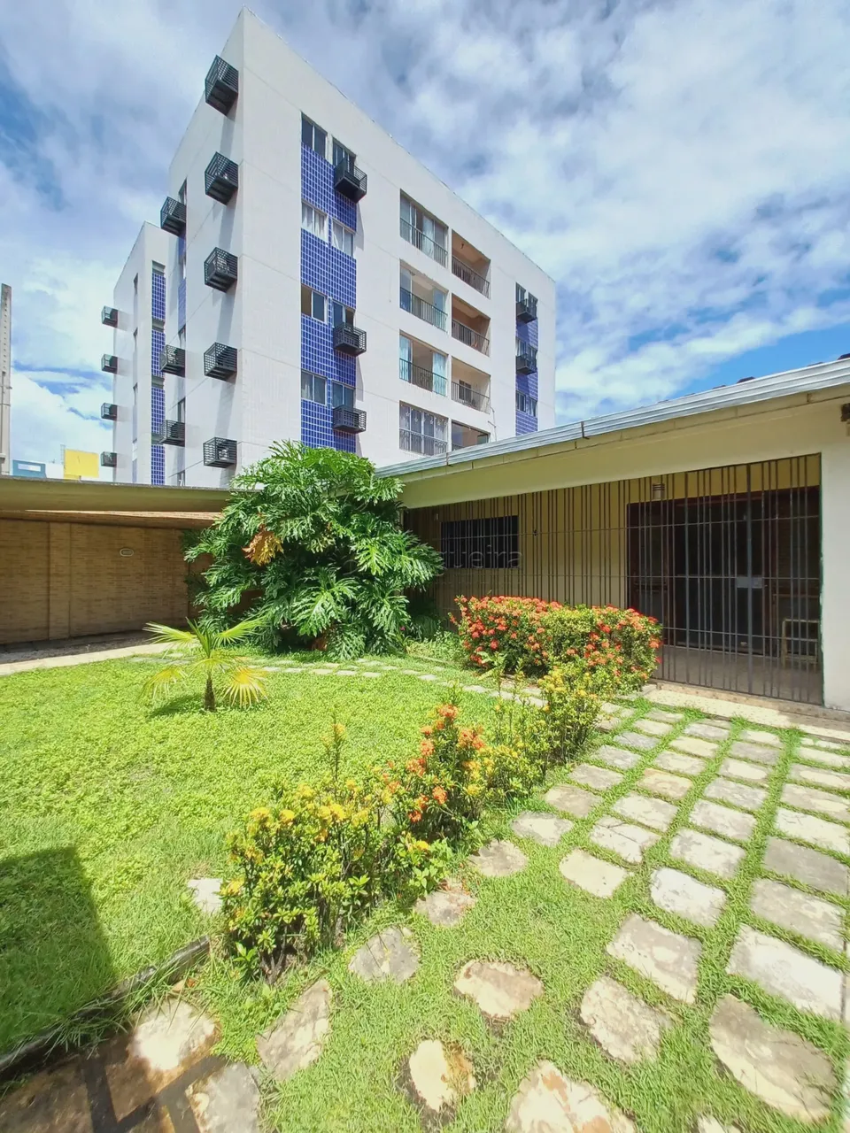 O CONFORTO DE UMA CASA COMPLETA NA VÁRZEA ESPERA POR VOCÊ!